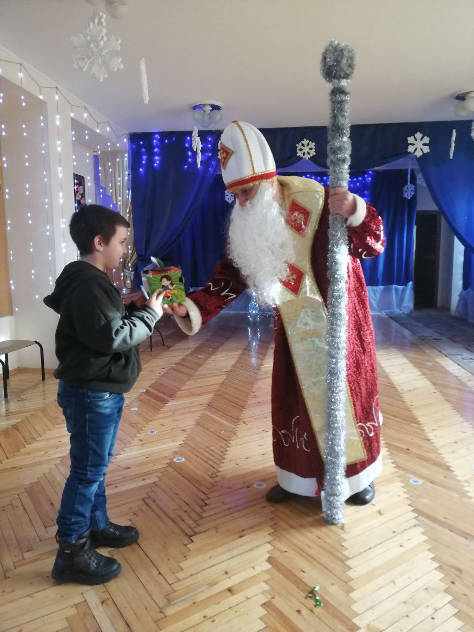 Святий Миколай дарує дітям подарунки