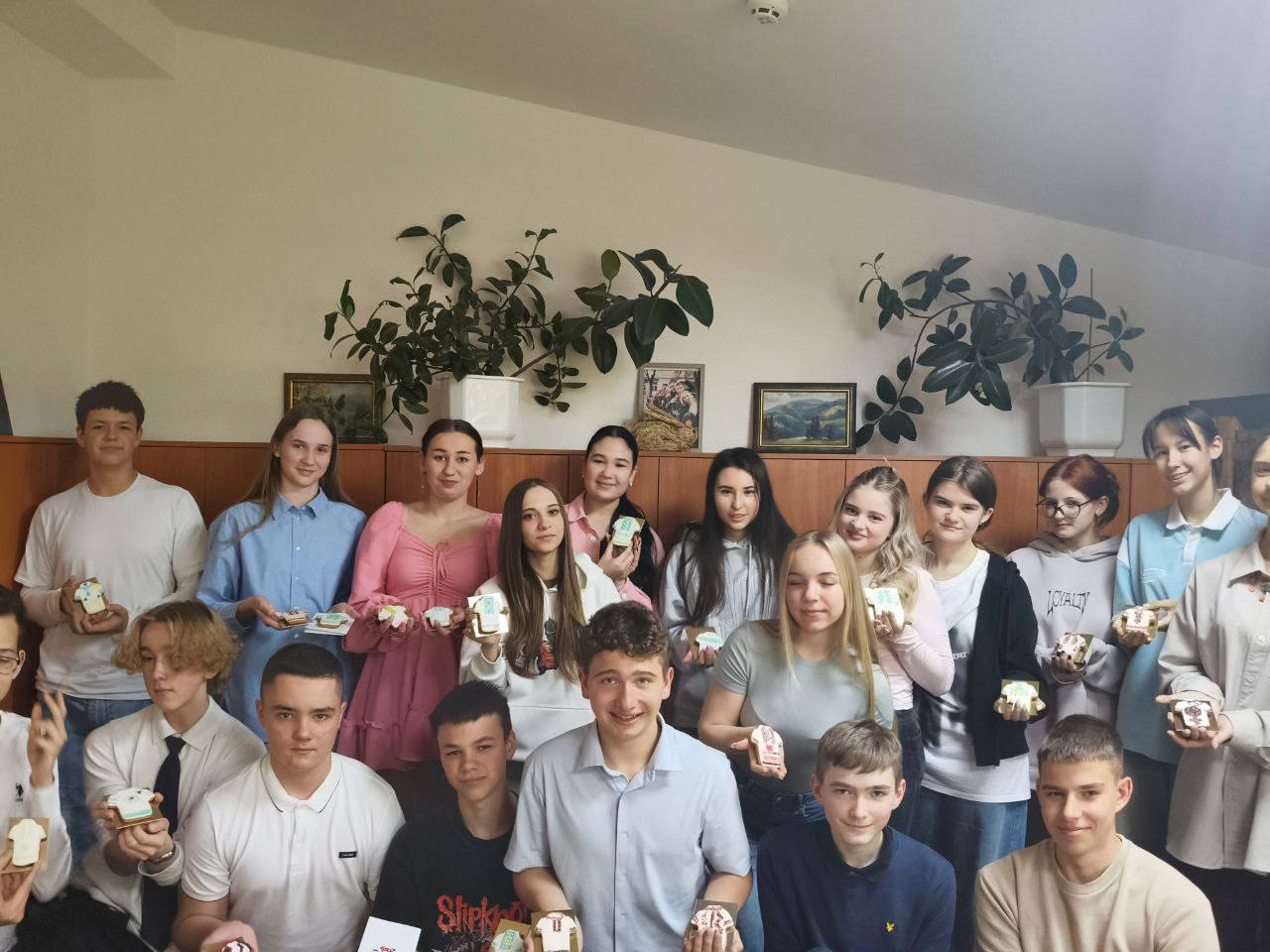 Солодка підтримка з душею: дев’ятикласники розмалювали пряники для захисників України